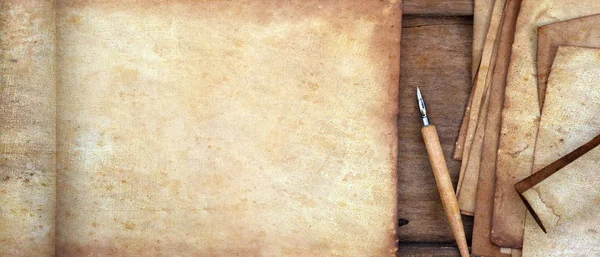 Eski Kağıt Kalem Için Arka Plan Ile Kahverengi Ahşap Doku — Stok fotoğraf