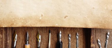 eski kağıt kalem için arka plan ile kahverengi ahşap doku üzerinde                          