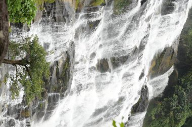 Tayland ormanlarında taşlı güzel bir şelale.