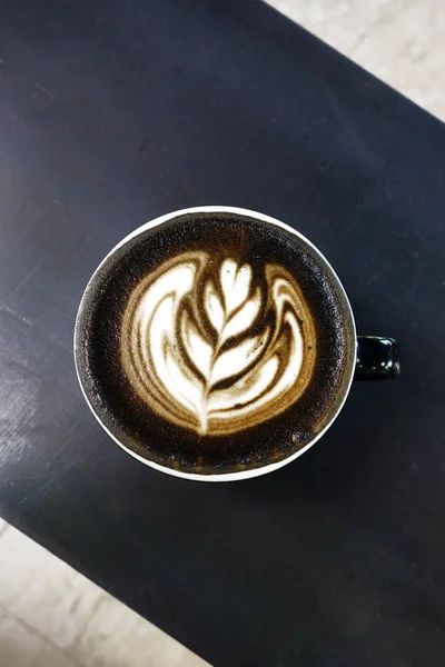 Una Taza Café Latte Arte Sobre Fondo Madera — Foto de Stock