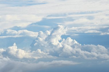 Doğada mavi gökyüzü manzaralı güzel bulutlar