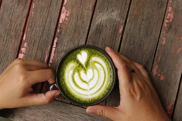 Bir Fincan Yeşil Çay Ahşap Arka Planda Matcha Latte — Stok fotoğraf