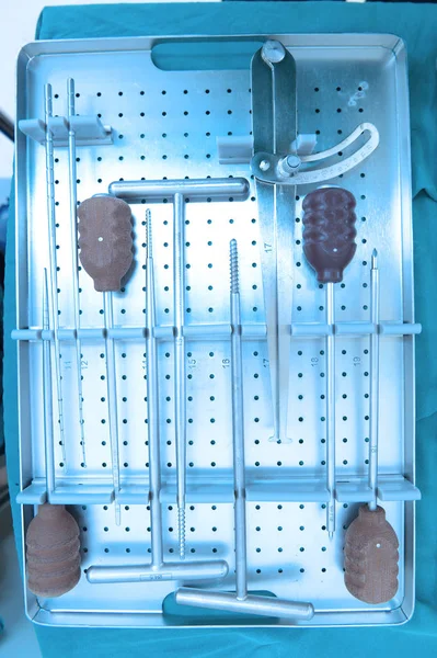细节镜头 Steralized 的手术器械用手抓取工具带艺术照明和蓝色的筛选器 — 图库照片