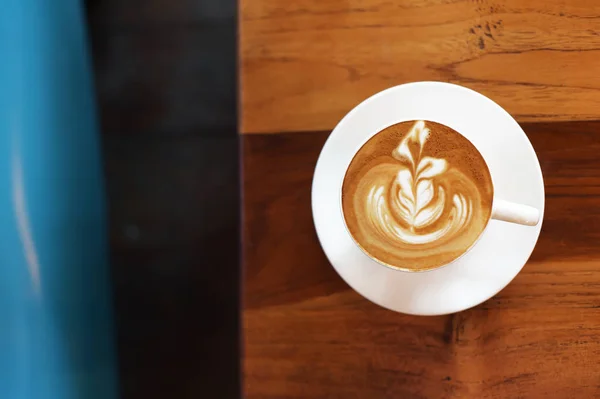 Uma Xícara Café Arte Latte Fundo Madeira — Fotografia de Stock