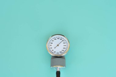 Tansiyon ölçer tıbbi malzeme mavi zemin üzerine