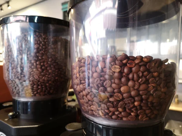 Kahve öğütücüsünde kahve çekirdekleri.