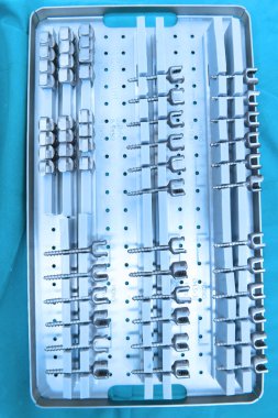 Ayrıntı atış steralized cerrahi aletlerin bir el bir araç kapma ile aydınlatma sanat ile almak ve filtre mavi