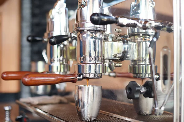 Kahve Makinesi Kahve Hazırlama Yakın Çekim — Stok fotoğraf