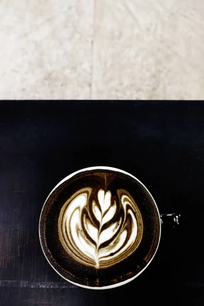 Una Taza Café Latte Arte Sobre Fondo Madera —  Fotos de Stock