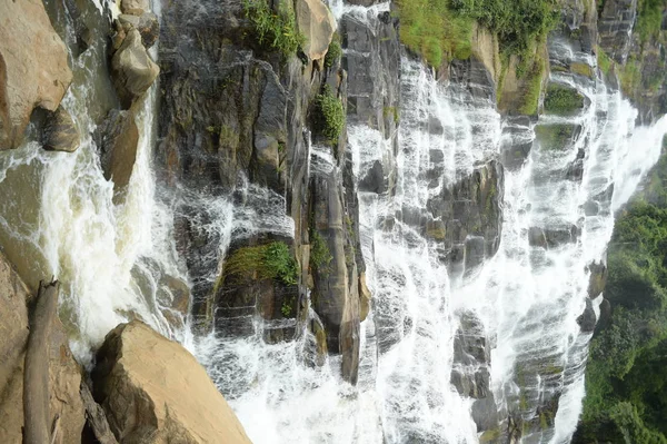 Tayland ormanlarında taşlı güzel bir şelale.