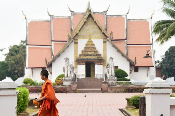 月の朝の時間に 2018 のナン県 ワット Phumin Ubosot のフロント歩く Nan 2018 タイ仏教僧 — ストック写真