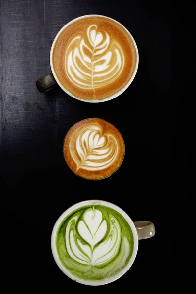 Šálek Zeleného Čaje Matcha Latte Šálek Kávy Latte Art Dřevěném — Stock fotografie