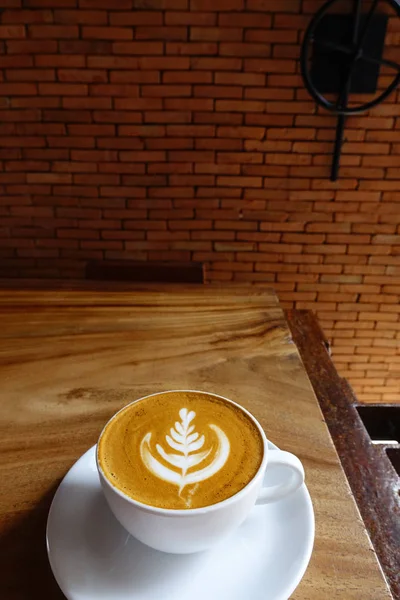 Filiżankę Kawy Latte Art Drewnianym Tle — Zdjęcie stockowe