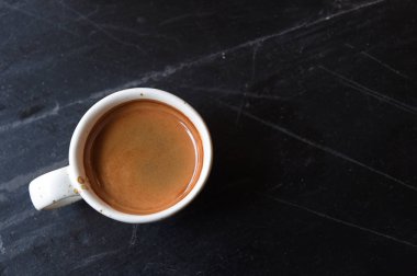 Ahşap arka planda bir fincan latte sanat kahvesi.