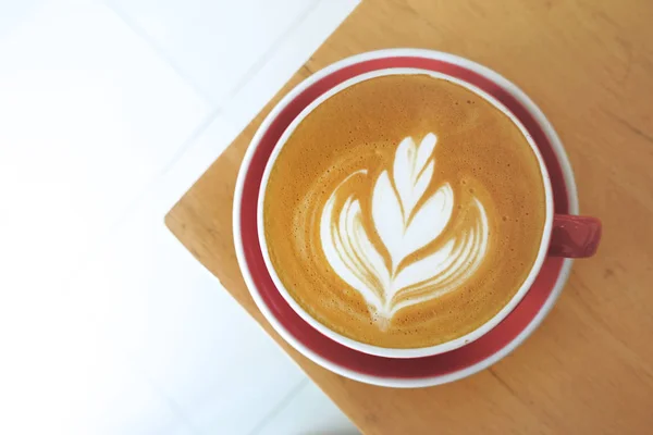 Uma Xícara Café Arte Latte Fundo Madeira — Fotografia de Stock