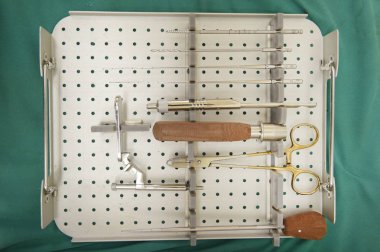 Sterilize edilmiş cerrahi aletlerin detaylı görüntüsü.