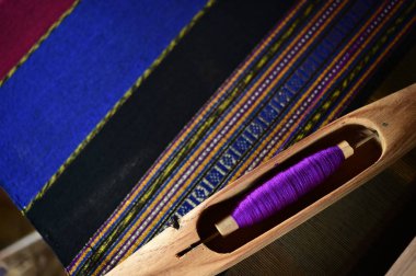 Geleneksel Tay tarzında kumaş dokuma için ahşap yerel ekipman mor iplik ile biriktirme, yakın çekim