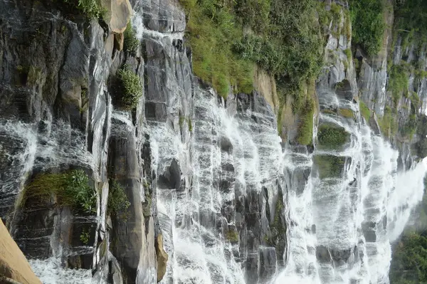 Tayland ormanlarında taşlı güzel bir şelale.