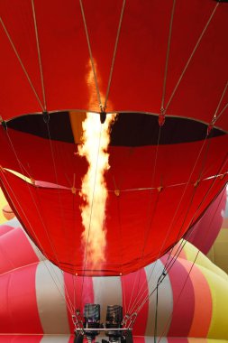 Arka plan yolculuğunun başlangıcında renkli sıcak hava balonları
