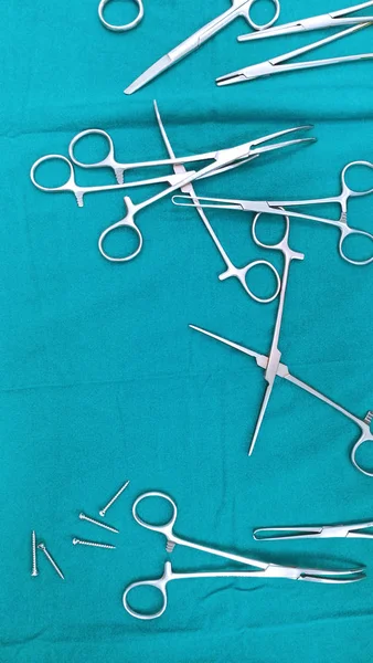 Detailní Záběr Sterilizovaných Chirurgických Nástrojů Rukou Uchopení Nástroje — Stock fotografie