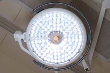 Ameliyat odasında cerrahi lambalar