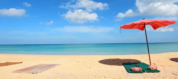 自然の中の傘で美しい砂浜 — ストック写真