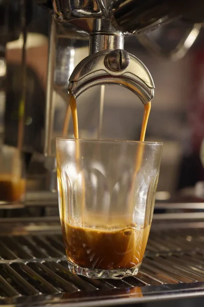 Zbliżenie Przygotowanie Filiżanki Kawy Ekspres Kawy — Zdjęcie stockowe