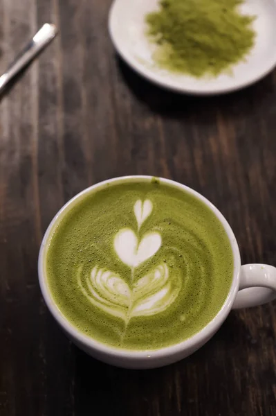 Une Tasse Thé Vert Matcha Latte Sur Fond Bois — Photo