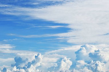 Doğada mavi gökyüzü manzaralı güzel bulutlar