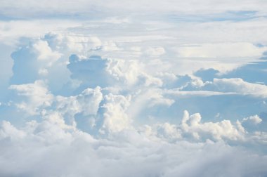 Doğada mavi gökyüzü manzaralı güzel bulutlar