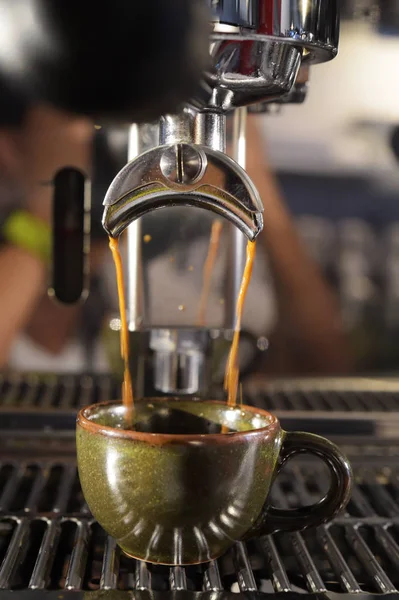コーヒー マシン コーヒーのカップを準備してのクローズ アップ — ストック写真