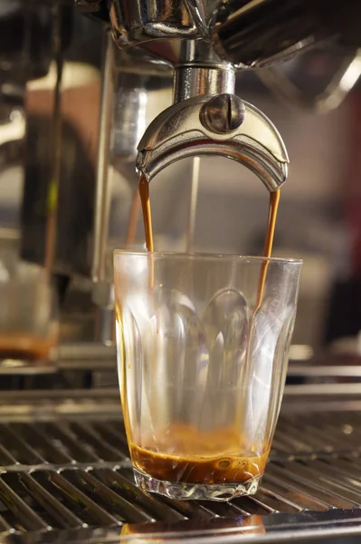 Primo Piano Della Macchina Caffè Che Prepara Tazza Caffè — Foto Stock