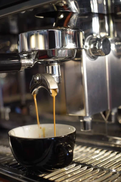 Nahaufnahme Einer Kaffeemaschine Die Eine Tasse Kaffee Zubereitet — Stockfoto