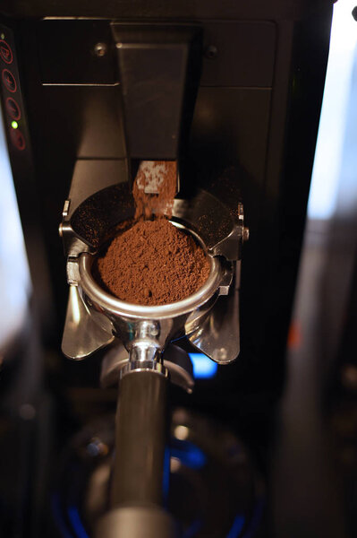 свежемолотый кофейных зерен в порта фильтр кофемолка жареный сделать бобы в порошок.