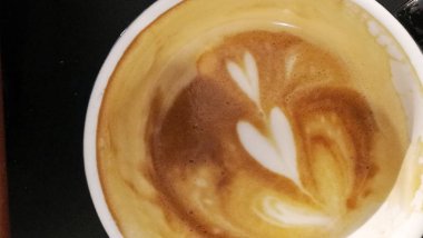 Bir fincan sütlü kahve.