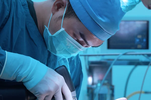 獣医外科手術室で芸術的な照明と青のフィルター — ストック写真