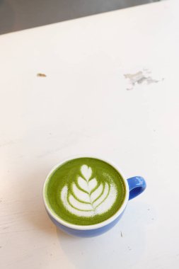 Arka plan için bir fincan yeşil çay, matcha latte.                      