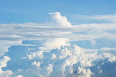 Doğada mavi gökyüzü manzaralı güzel bulutlar