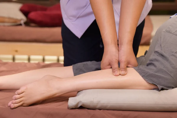 Professional Therapist Giving Traditional Thai Leg Body Massage Woman Spa — Stock Photo, Image