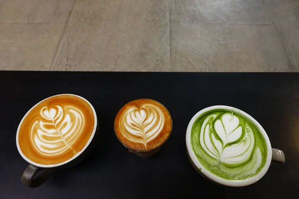 Eine Tasse Grünen Tee Matcha Latte Und Eine Tasse Latte — Stockfoto