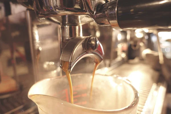 Close Van Koffiezetapparaat Voorbereiding Van Kopje Koffie — Stockfoto