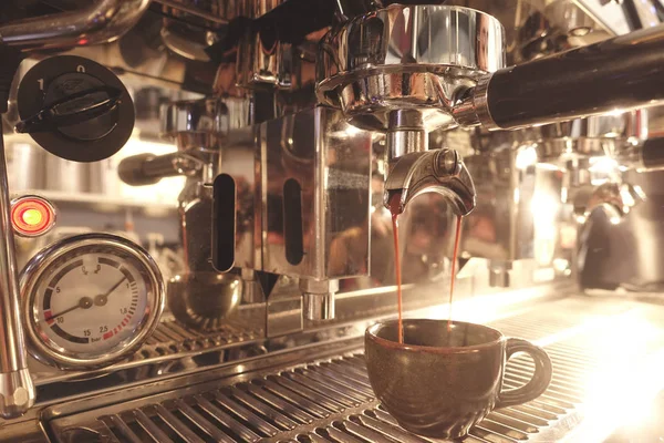 Primo Piano Della Macchina Caffè Che Prepara Tazza Caffè — Foto Stock