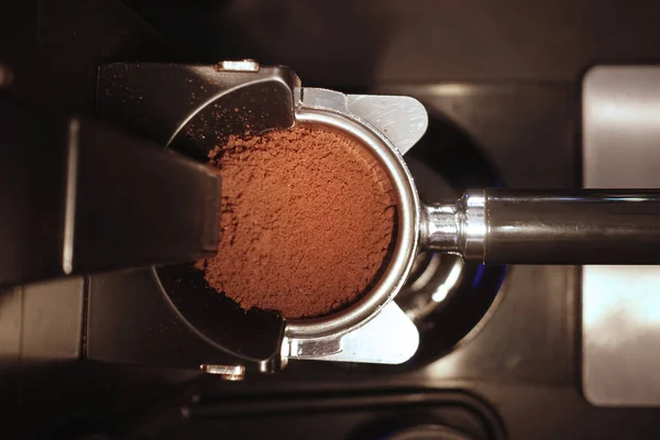 Świeżo Zmielona Ziarno Kawy Filtrze Porta Przez Młynek Kawy Palonej — Zdjęcie stockowe