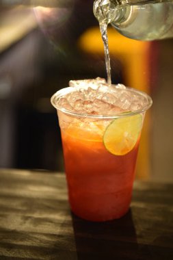 Masada bardak taze dilimlenmiş limon ile soğuk limon buzlu çay