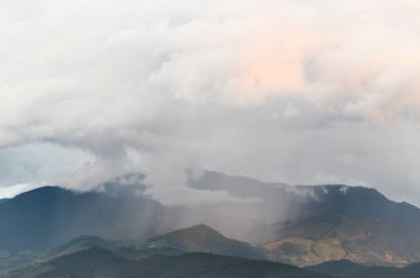 Doğada mavi gökyüzü manzaralı güzel bulutlar
