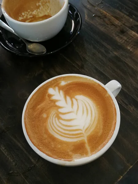 Una Taza Café Latte Arte Sobre Fondo Madera —  Fotos de Stock