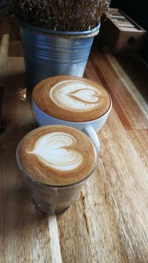 ahşap arka plan üzerinde latte sanat kahve fincan yakın                              