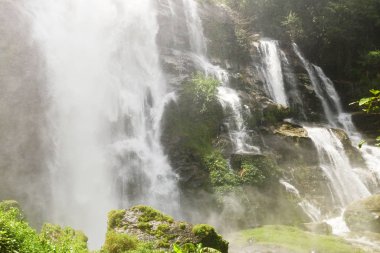 Tayland ormanlarında taşlı güzel bir şelale.