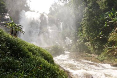 Tayland ormanlarında taşlı güzel bir şelale.