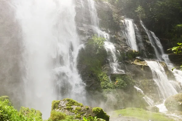 Tayland ormanlarında taşlı güzel bir şelale.